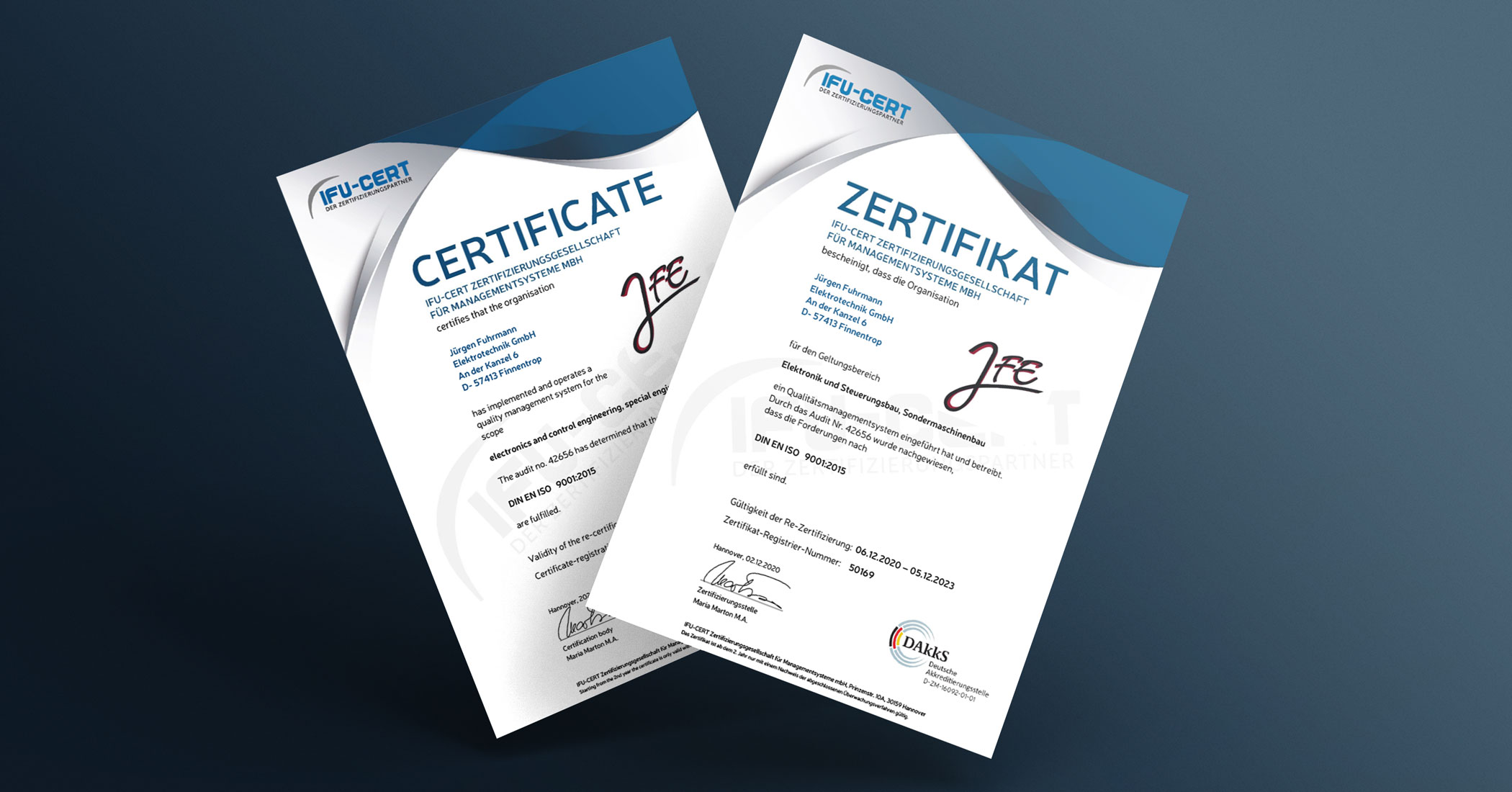 Die Zertifikate nach DIN EN ISO 9001:2015 in deutsch und englisch auf einem blauen Hintergrund